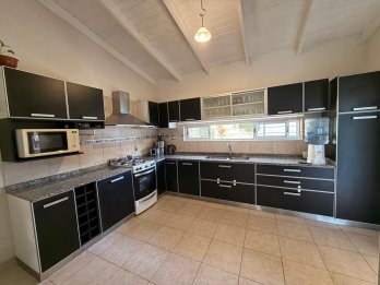 EN VENTA HERMOSA CASA DE DOS PLANTAS - APTA CREDITO