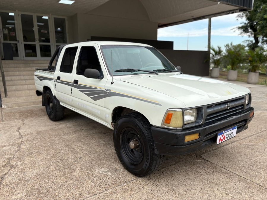 TOYOTA Hilux 4x2 Cabina Doble DLX