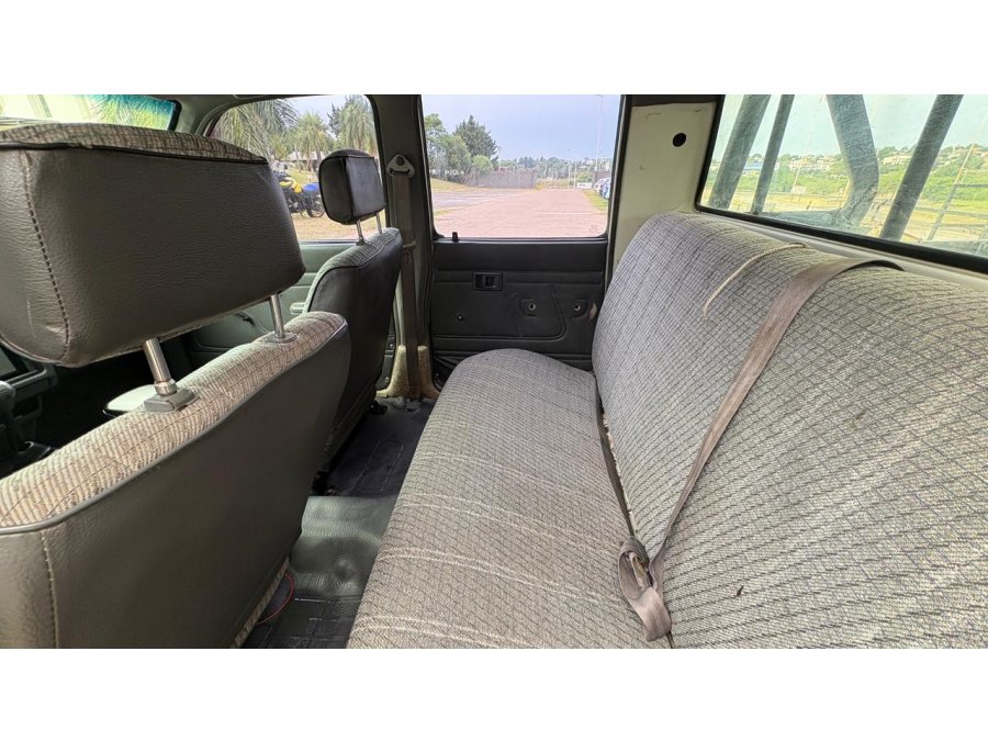 TOYOTA Hilux 4x2 Cabina Doble DLX