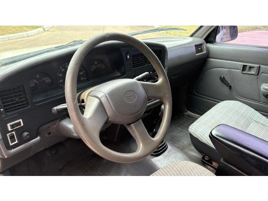 TOYOTA Hilux 4x2 Cabina Doble DLX