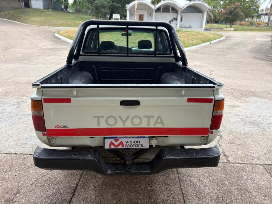 TOYOTA Hilux 4x2 Cabina Doble DLX