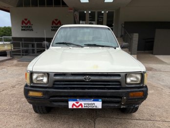 TOYOTA Hilux 4x2 Cabina Doble DLX