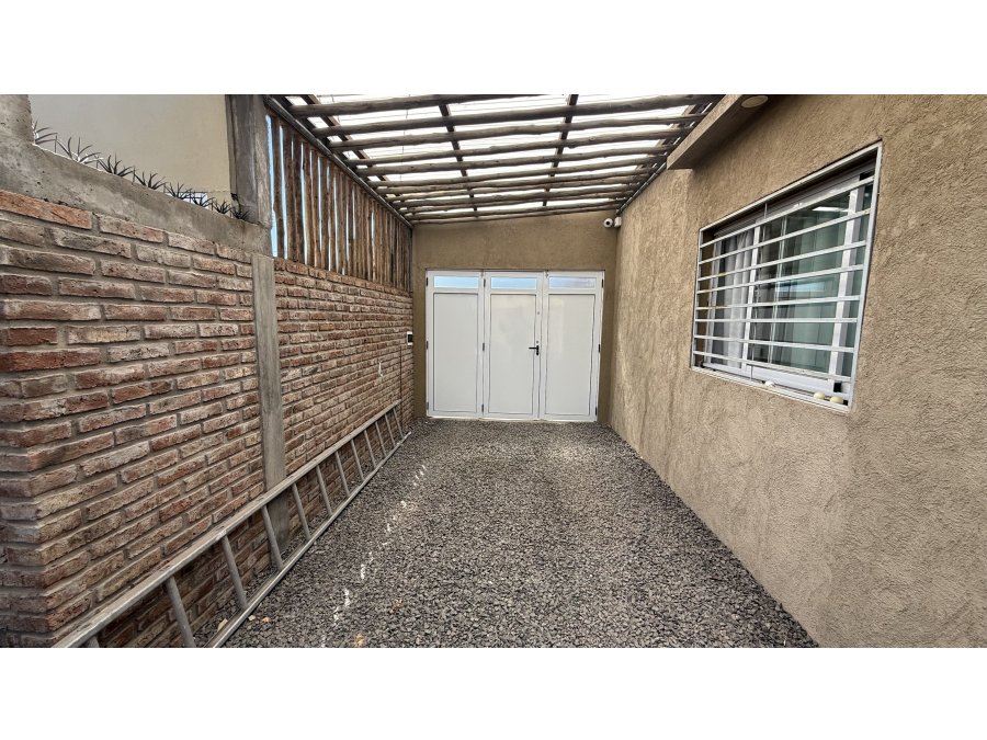 Hermosa Casa 2 dorm y cochera en zona Artigas y O'higgins