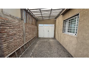 Hermosa Casa 2 dorm y cochera en zona Artigas y O'higgins