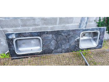 Mesada cocina marmolina con 2 bachas acero inox.