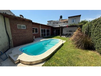 CASA 3 DORM, DOBLE COCHERA, FONDO VERDE, QUINCHO Y PISCINA.