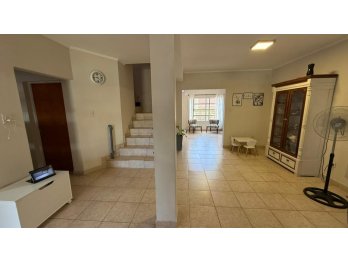 CASA 3 DORM, DOBLE COCHERA, FONDO VERDE, QUINCHO Y PISCINA.