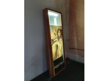 cartel publicitario exterior con luz