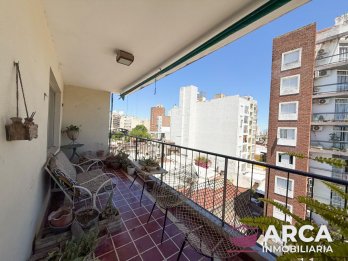 VENDO AMPLIO DEPTO DE 3 DORMITORIOS, EN MICROCENTO
