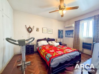 VENDO AMPLIO DEPTO DE 3 DORMITORIOS, EN MICROCENTO