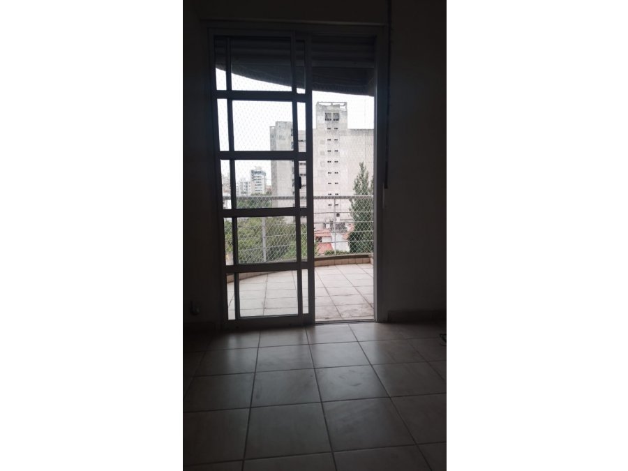 VENDO AMPLIO MONOAMBIENTE CÉNTRICO CON BALCÓN AL FRENTE