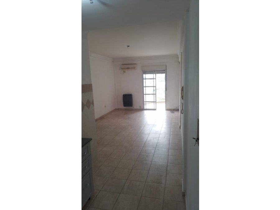 VENDO AMPLIO MONOAMBIENTE CÉNTRICO CON BALCÓN AL FRENTE