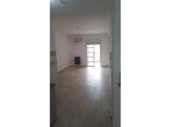 VENDO AMPLIO MONOAMBIENTE CÉNTRICO CON BALCÓN AL FRENTE