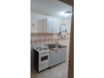 VENDO AMPLIO MONOAMBIENTE CÉNTRICO CON BALCÓN AL FRENTE