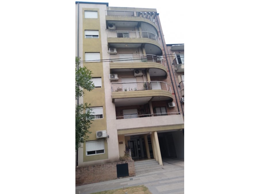 VENDO AMPLIO MONOAMBIENTE CÉNTRICO CON BALCÓN AL FRENTE
