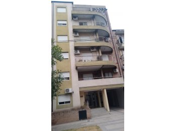 VENDO AMPLIO MONOAMBIENTE CÉNTRICO CON BALCÓN AL FRENTE