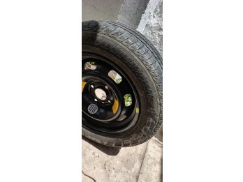 Neumático  de repuesto con llanta de chapa