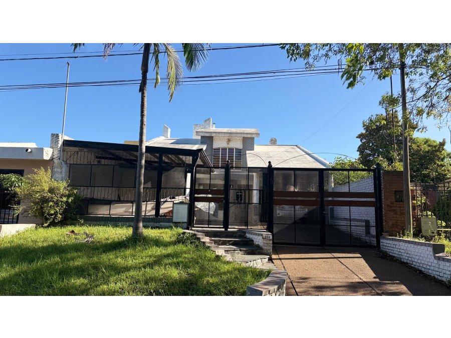 Casa amplia con quincho y patio arbolado en Zona Paracao