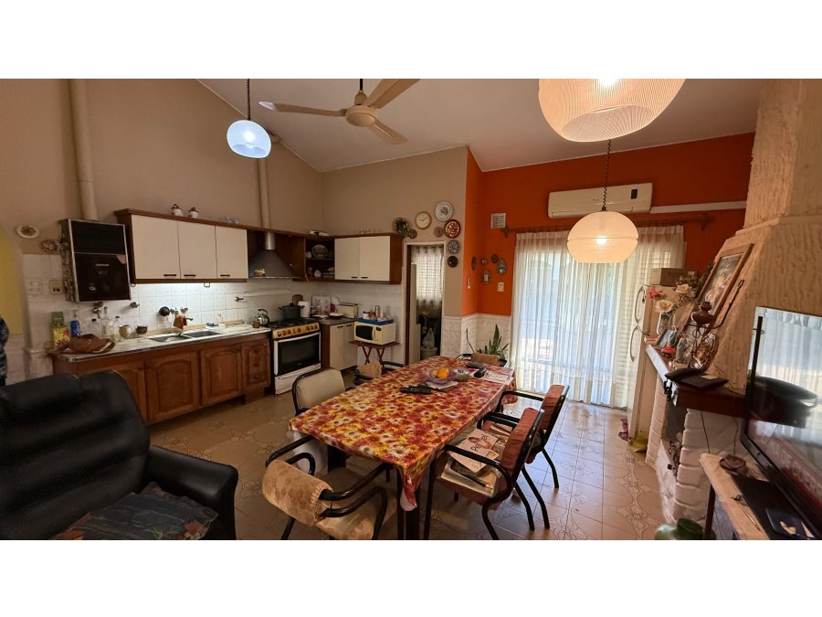 Casa amplia con quincho y patio arbolado en Zona Paracao