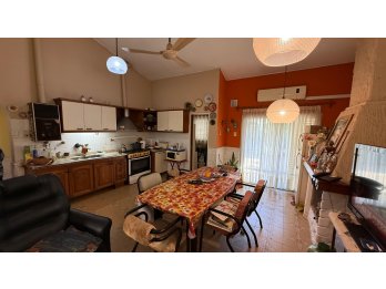 Casa amplia con quincho y patio arbolado en Zona Paracao