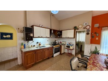 Casa amplia con quincho y patio arbolado en Zona Paracao