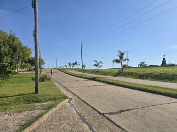 Casa en Oro Verde dos dormitorios con cochera apta crédito