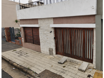 VENTA - Casa en C/ Remedios Escalada de San Martín 883