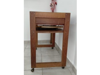 Mesa de madera con rueditas con cajon y estante