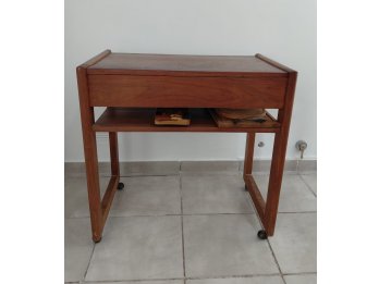 Mesa de madera con rueditas con cajon y estante