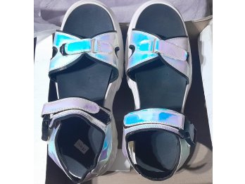 VENDO sandalias