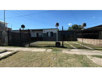 CASA 3 DORM, FONDO VERDE Y COCHERA, ZONA NEWBERY Y S.BORDON