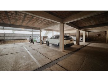 Venta piso exclusivo con cochera doble Zona Parque