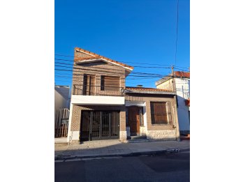 Alquilo amplia casa en zona centro