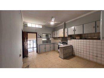 Alquilo amplia casa en zona centro