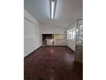Alquilo amplia casa en zona centro