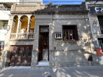VENDO CASA CENTRICA - Zona La Rioja y Uruguay