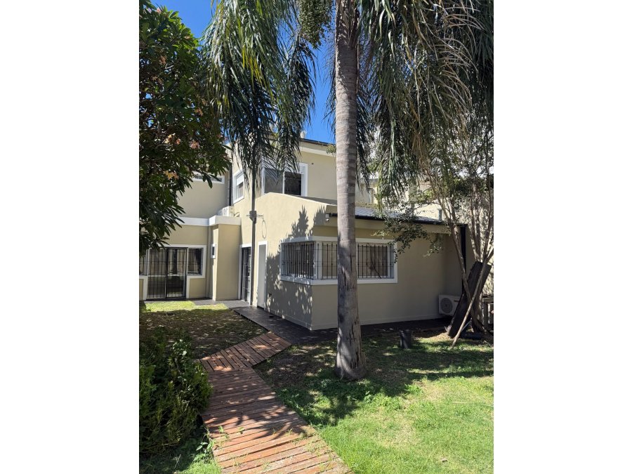 En venta casa tres dormitorios , escritorio independiente !