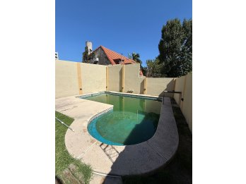 En venta casa tres dormitorios , escritorio independiente !