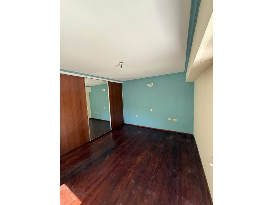 En venta casa tres dormitorios , escritorio independiente !