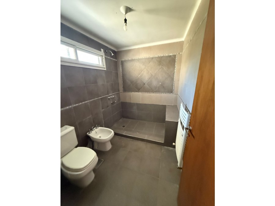 En venta casa tres dormitorios , escritorio independiente !