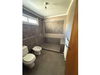 En venta casa tres dormitorios , escritorio independiente !