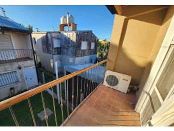 EN VENTA DUPLEX DE 1 DORMITORIO, AMOBLADO - ORO VERDE