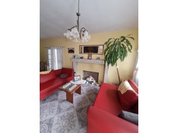 VENDO CASA CON AMPLIO PARQUIZADO