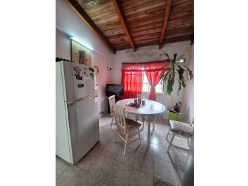 VENDO CASA CON AMPLIO PARQUIZADO