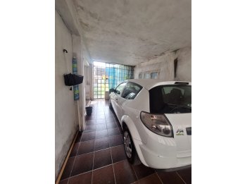 VENDO CASA CON AMPLIO PARQUIZADO