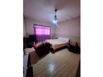 VENDO CASA CON AMPLIO PARQUIZADO