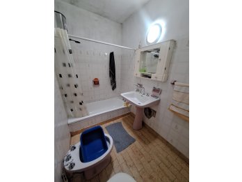 VENDO CASA CON AMPLIO PARQUIZADO