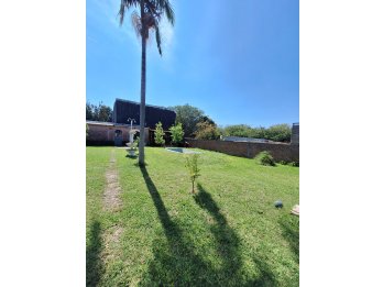 VENDO CASA CON AMPLIO PARQUIZADO