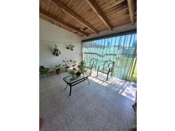 VENDO CASA CON AMPLIO PARQUIZADO