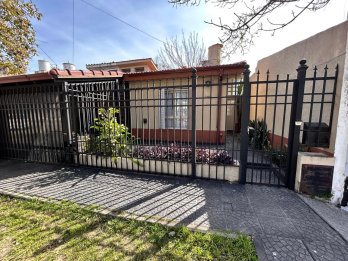 CASA DE 3 DORM, PATIO VERDE Y COCHERA EN ZONA EJ&Eacute;RCITO.